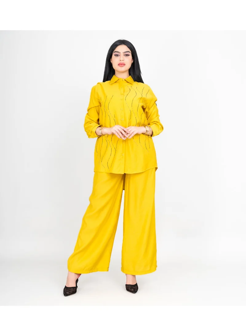 اكسا طقم عصري من قطعتين: قميص وبنطال بتفاصيل كريستالية مموجة